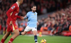 Bernardo marca no regresso do City às vitórias, líder Liverpool 'tropeça'