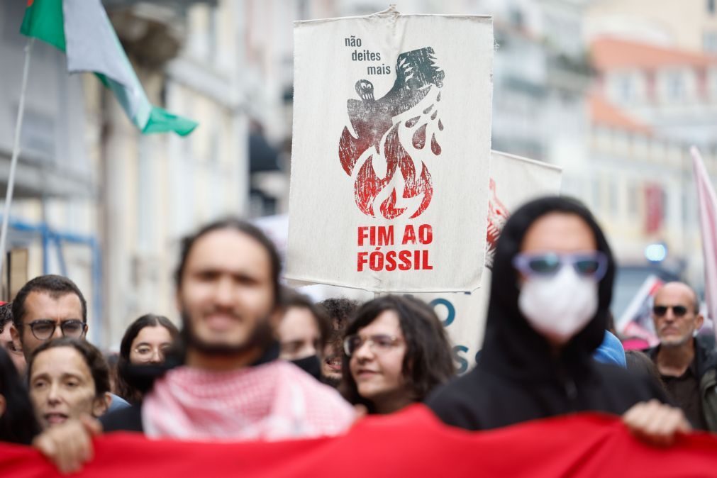 Quatro jovens pelo fim do fóssil que bloquearam ministério multadas em 495 euros