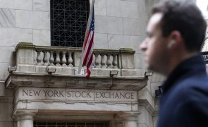 Wall Street sobe ligeiramente após triplo recorde