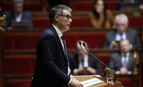 França: Socialistas pedem novo primeiro-ministro de esquerda