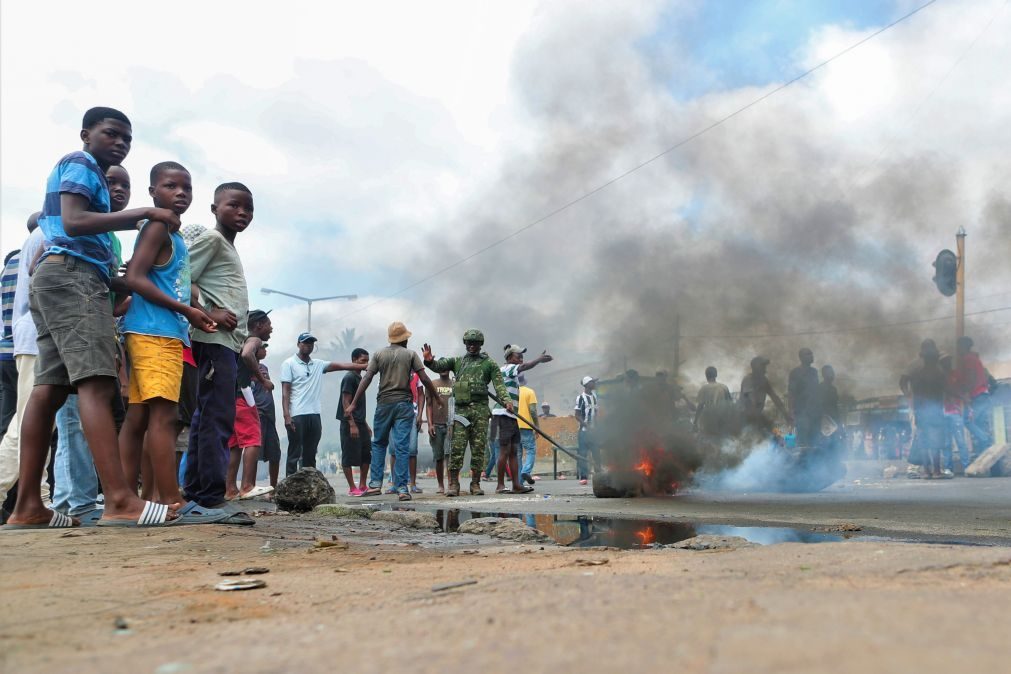 Pelo menos oito detidos hoje e dois edifícios estatais destruídos em Moçambique