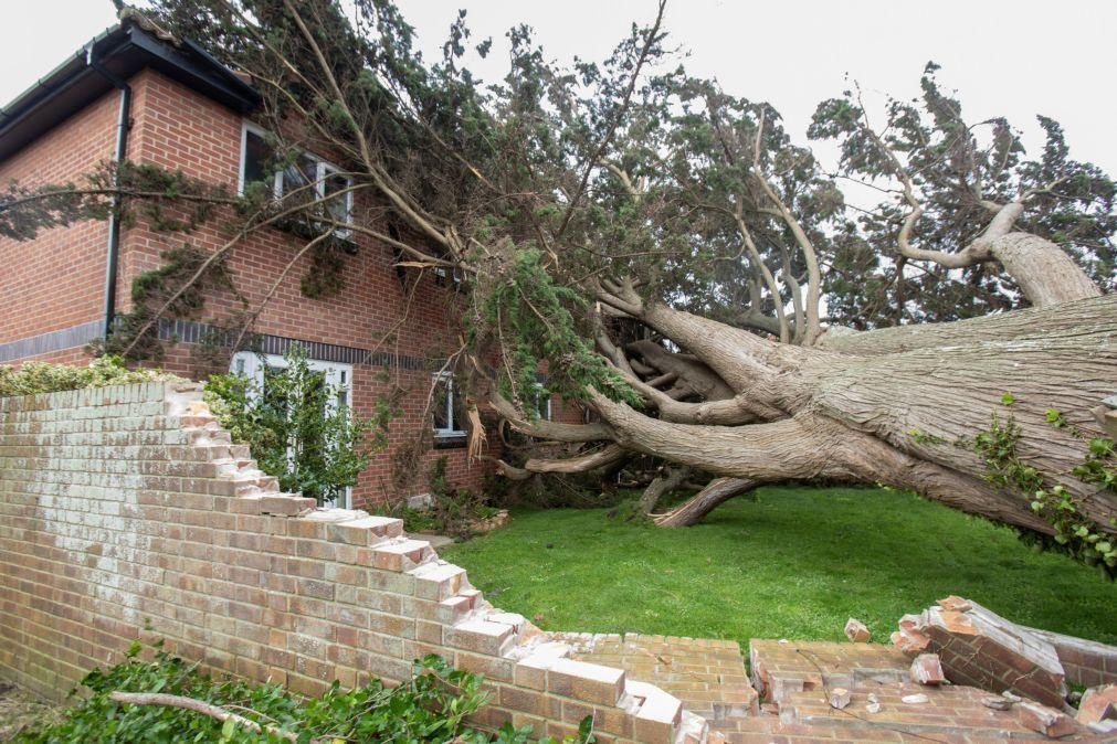 Tempestade na Grã-Bretanha e Irlanda causou um morto e corte de energia