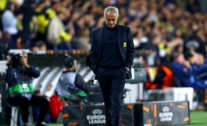 Besiktas bate Fenerbahçe, de José Mourinho, no dérbi de Istambul