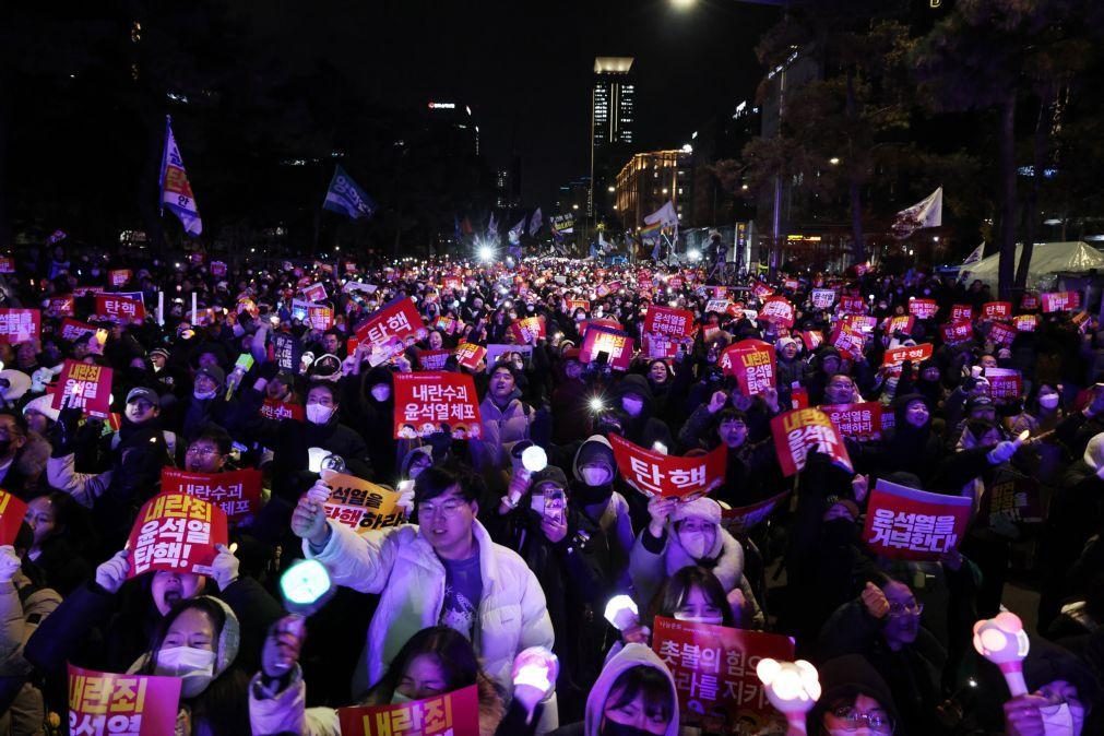 Presidente sul-coreano sobrevive a destituição, mas protestos não vão sair das ruas