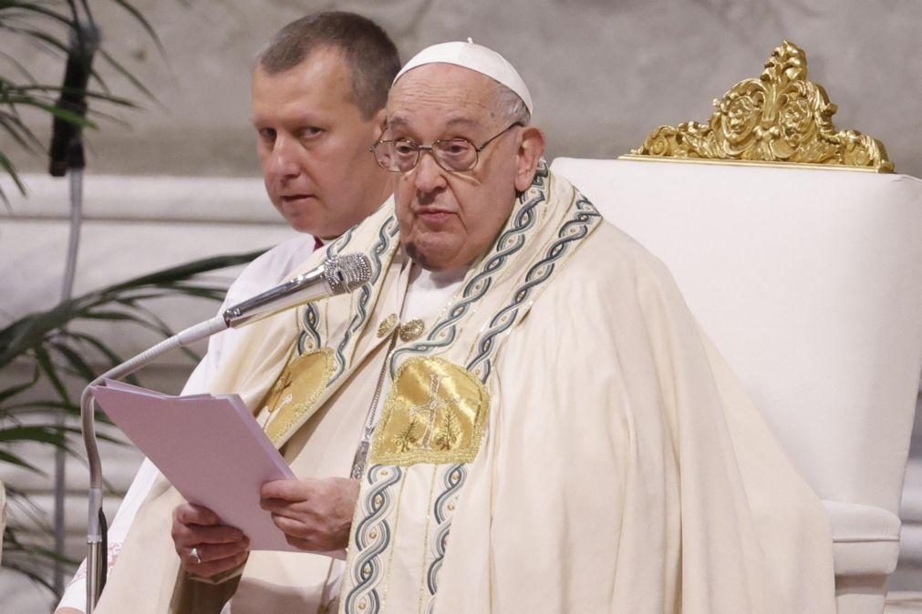 Papa critica quem se preocupa com dinheiro enquanto mundo vive com fome e guerra