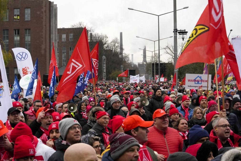 Cerca de 68.000 trabalhadores da Volkswagem pararam na Alemanha