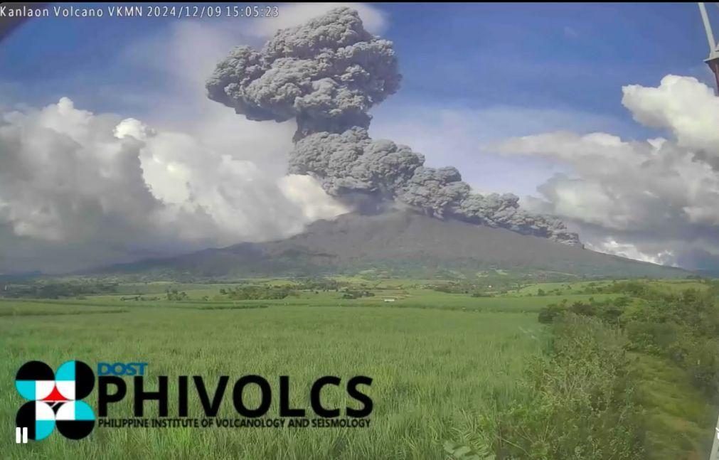 População retirada e voos cancelados após erupção de vulcão nas Filipinas