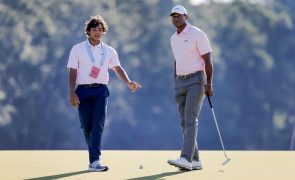 Golfista Tiger Woods regressa às competições para jogar com o filho