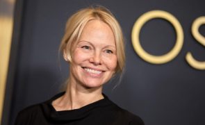 Pamela Anderson explora vida de dançarina envelhecida em filme de Gia Coppola