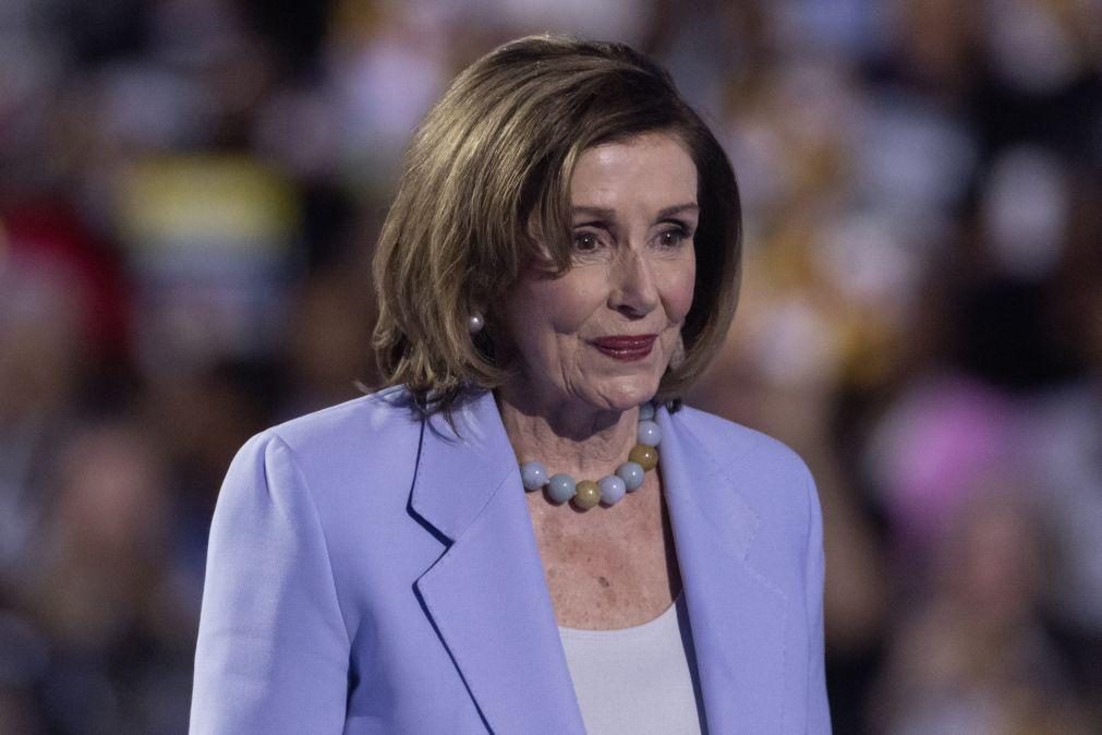 Nancy Pelosi hospitalizada no Luxemburgo após sofrer lesão