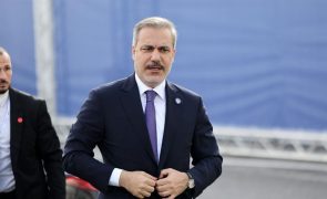 Turquia diz que convenceu a Rússia e o Irão a não intervirem na queda do regime sírio