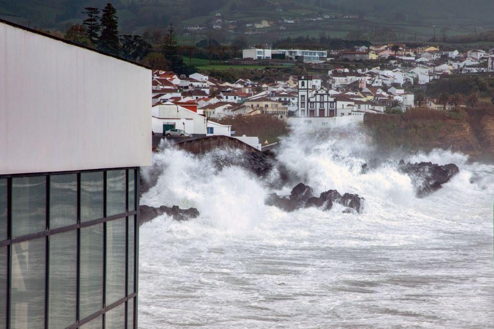 Açores com precipitação e vento devido à depressão Dorothea