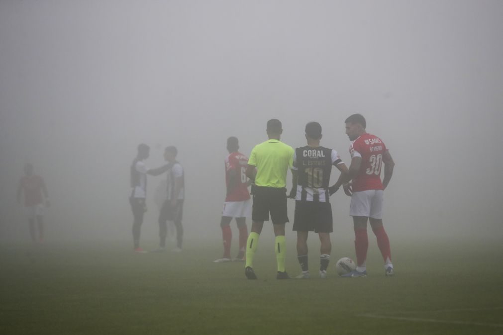 Nacional-Benfica retomado na sexta-feira, às 15:00, em caso de nova suspensão