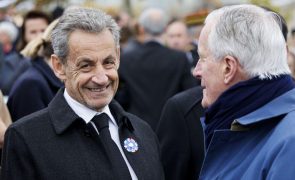 Ex-presidente francês Sarkozy condenado a um ano de prisão com pulseira eletrónica