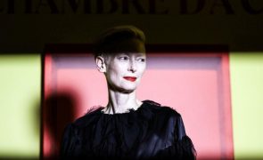 Tilda Swinton distinguida com Urso de Ouro Honorário do Festival de Cinema de Berlim