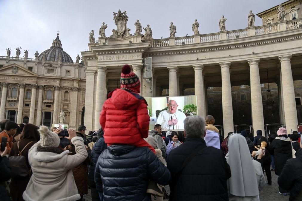 Papa reza o Angelus desde a capela da sua residência por estar constipado