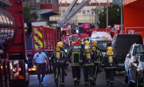 Bombeiros combatem incêndio em restaurante em Algés