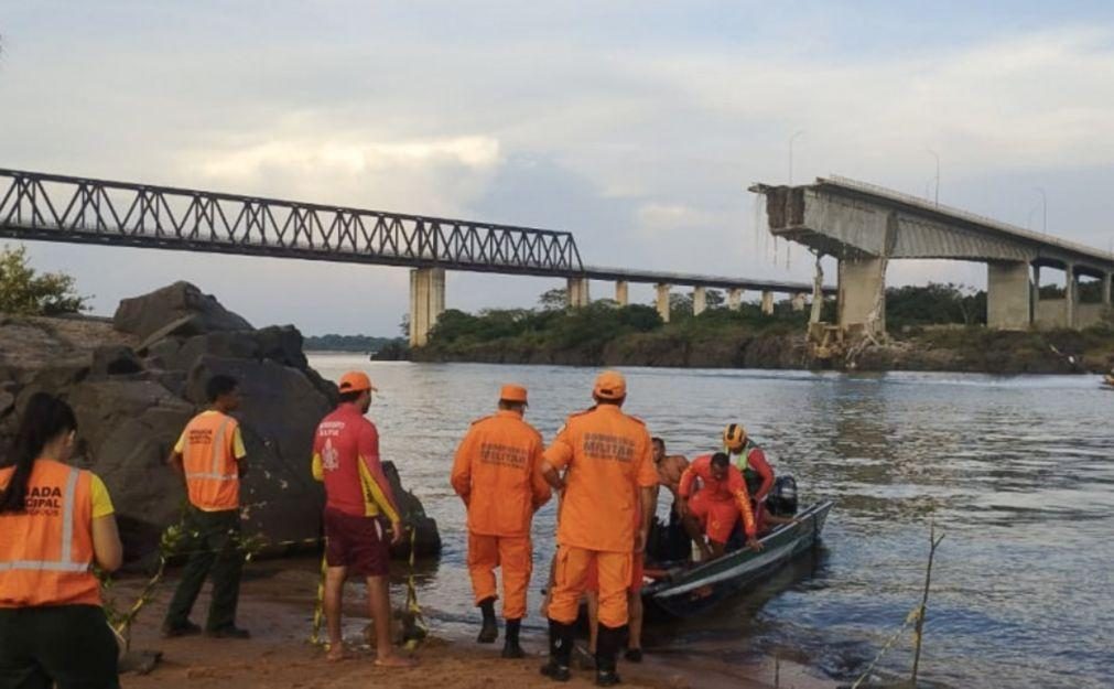 Pelo menos 2 mortos e 13 feridos em queda de ponte no Brasil