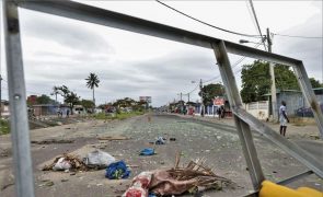 Entre o caos e a destruição o Natal faz-se a cozinhar arroz na rua em Maputo