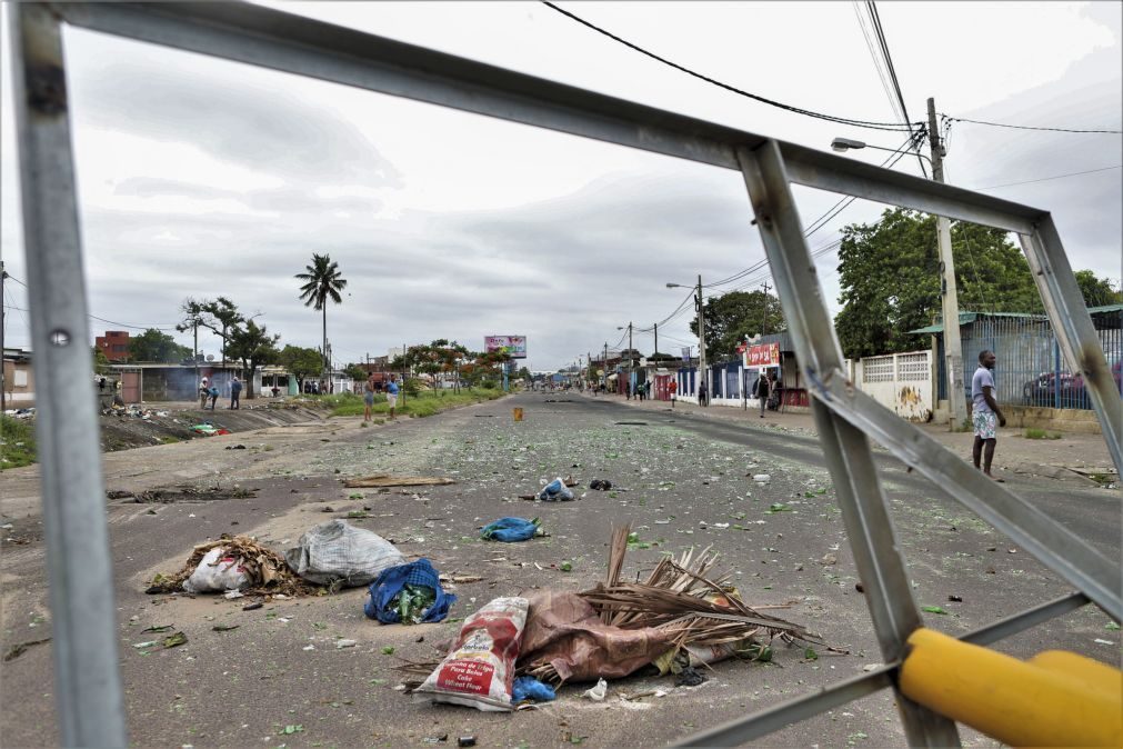 Entre o caos e a destruição o Natal faz-se a cozinhar arroz na rua em Maputo