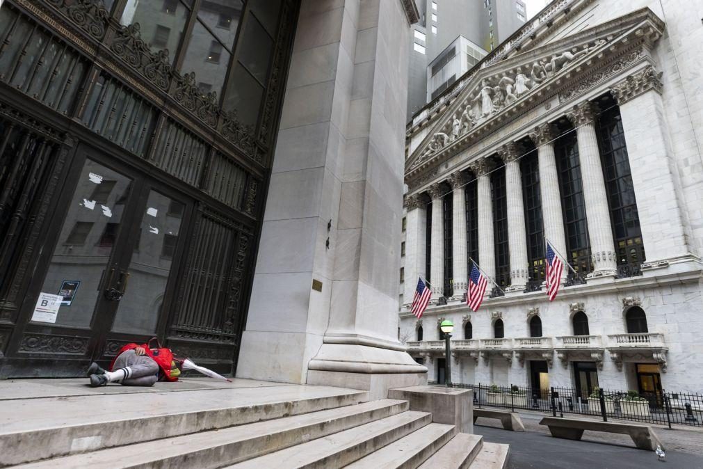 Wall Street fecha em alta após sessão mais curta