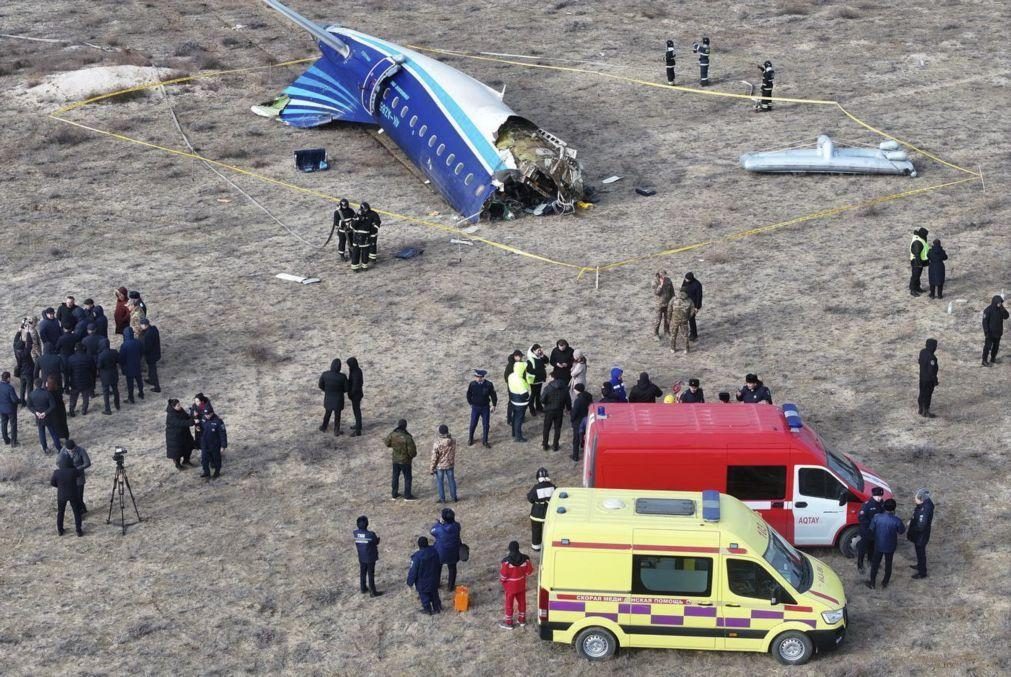 Autoridades do Azerbaijão dizem que queda de avião foi causada por míssil russo