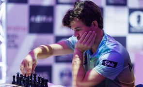 Xadrezista Magnus Carlsen deixa Mundial após penalização por vestir calças de ganga