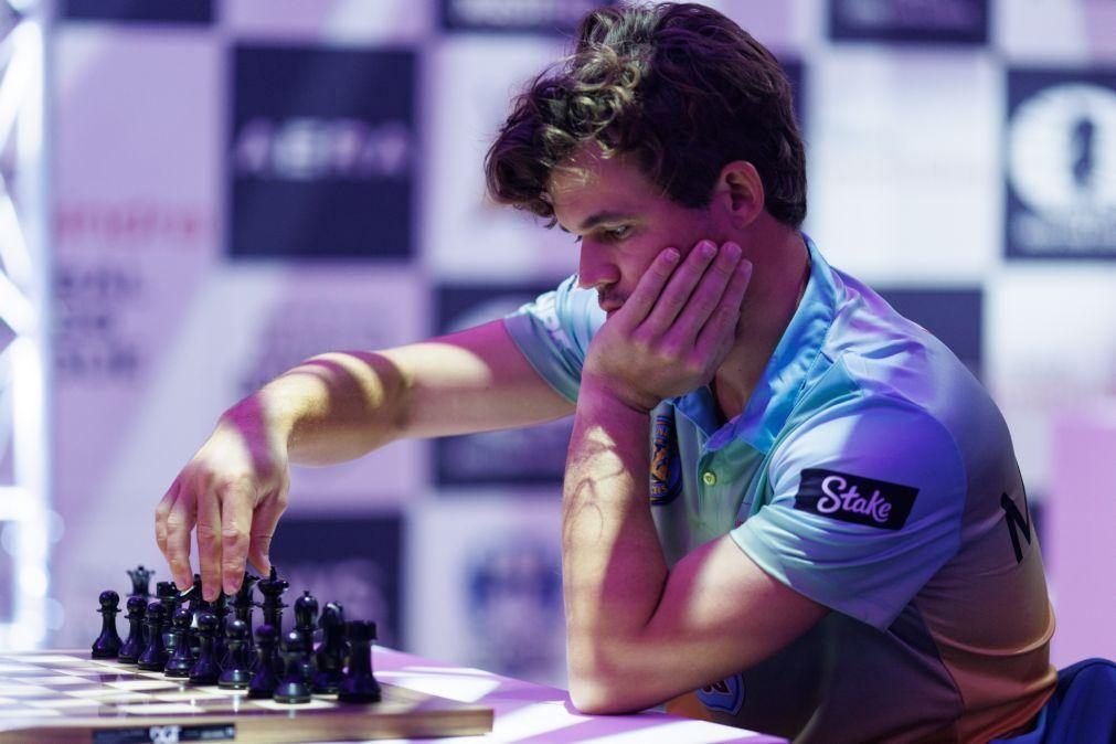 Xadrezista Magnus Carlsen deixa Mundial após penalização por vestir calças de ganga