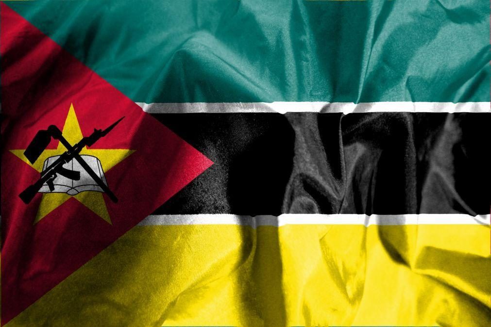 Mondlane quer retirar arma da bandeira e rever a Constituição de Moçambique