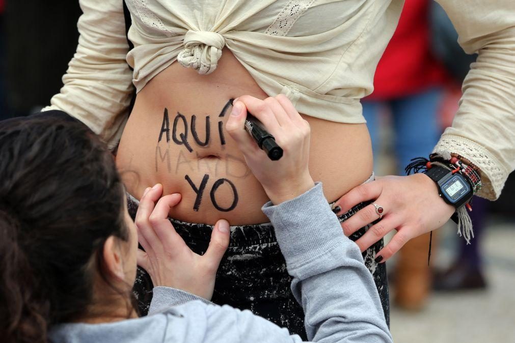 Clínicas de Vigo e Badajoz registaram 530 abortos de mulheres residentes em Portugal em 2023