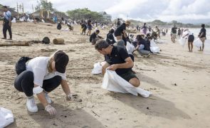 Praias da ilha indonésia de Bali sofrem uma das piores acumulações de plásticos