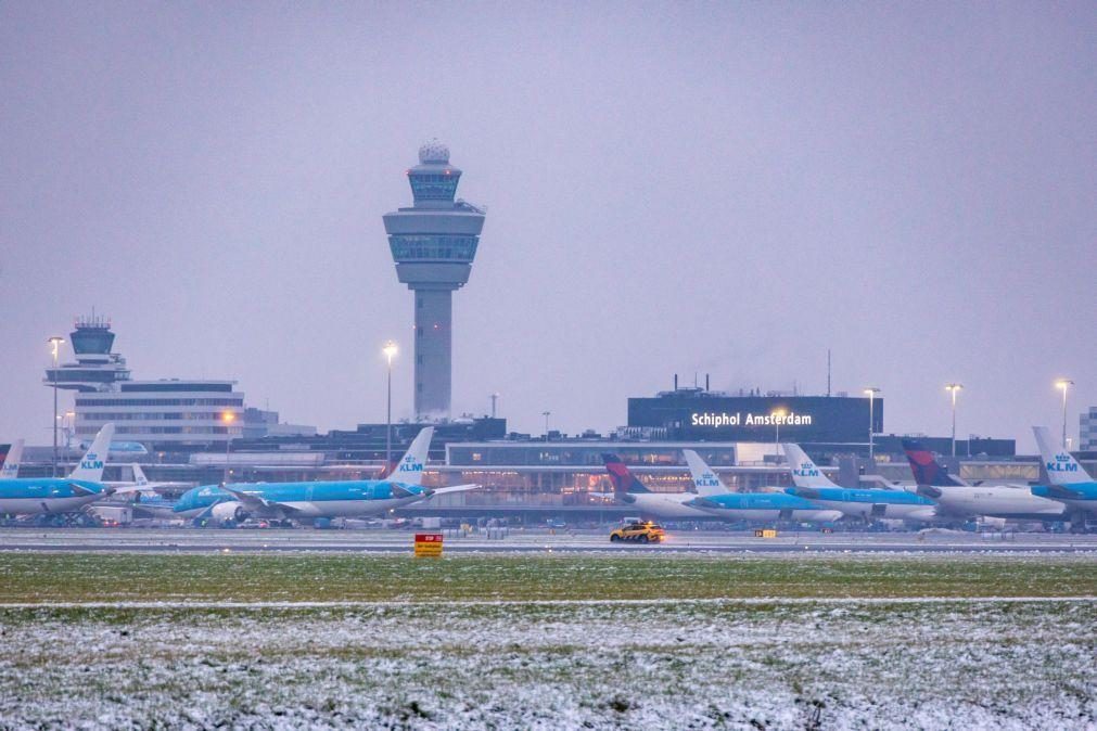 Dezenas de voos cancelados ou adiados nos Países Baixos devido à neve