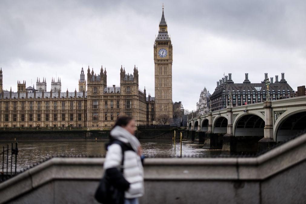 Parlamento britânico debate petição para repetir eleições conquistadas pelos trabalhistas