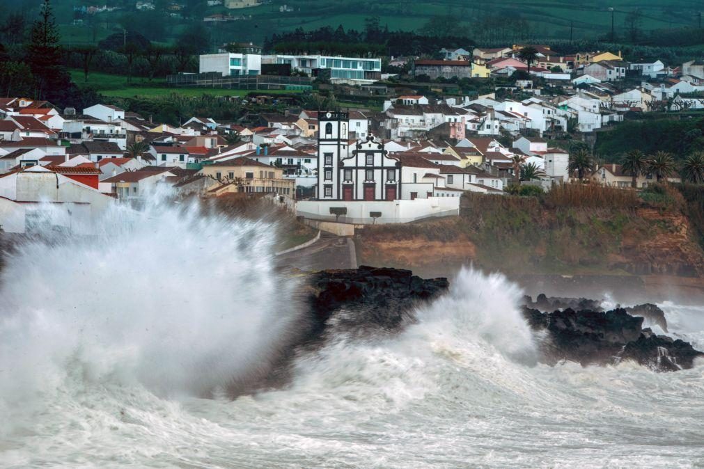 Grupos Central e Ocidental dos Açores com aviso amarelo devido a chuva e agitação marítima