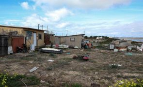 Moradores do extremo nascente da Praia de Faro não querem abandonar as casas