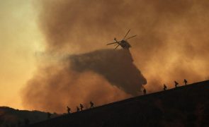 Novo balanço dos incêndios em Los Angeles aponta para pelo menos dez mortos