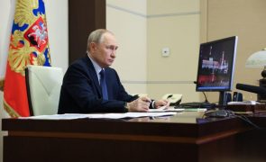 Vladimir Putin admite contactos com Donald Trump sobre guerra na Ucrânia