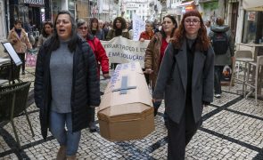 Protesto em jeito de velório na despedida à estação ferroviária de Coimbra que vai fechar