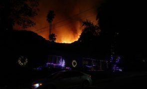 Incêndios destruíram mais de 12 mil estruturas em Los Angeles