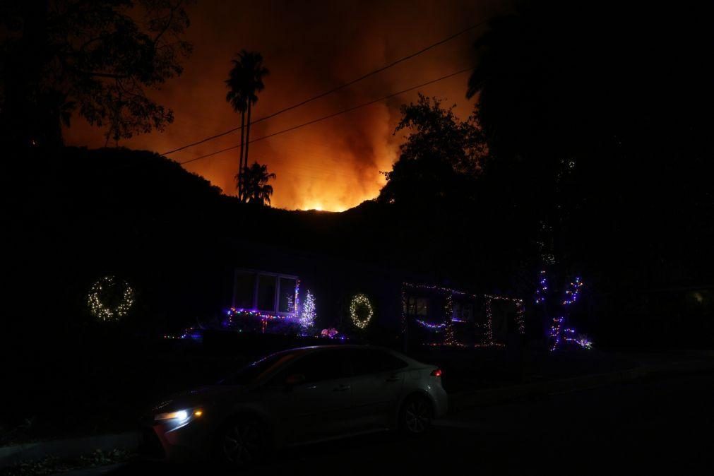 Incêndios destruíram mais de 12 mil estruturas em Los Angeles