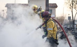 Um dos incêndios de Los Angeles avança para o bairro rico de Brentwood