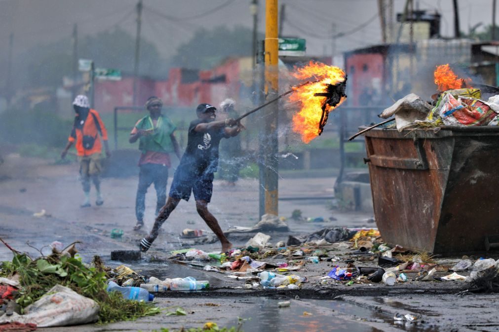 Barricadas, pneus em chamas e intervenção policial em Maputo enquanto deputados tomam posse