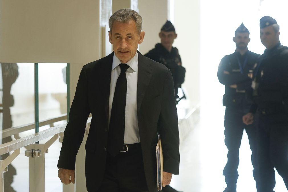 Sarkozy nega em tribunal ter procurado financiamento no estrangeiro