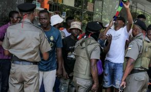 Tiros e gás da polícia para afastar manifestantes junto à posse do novo PR de Moçambique