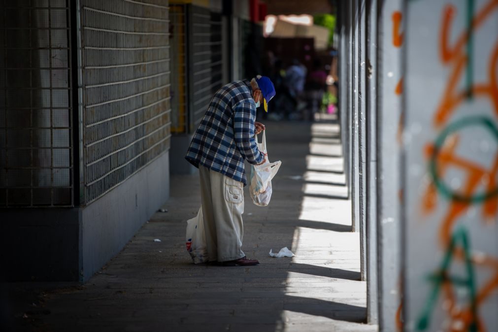 Taxa de risco de pobreza seria de 40% em 2023 sem transferências sociais