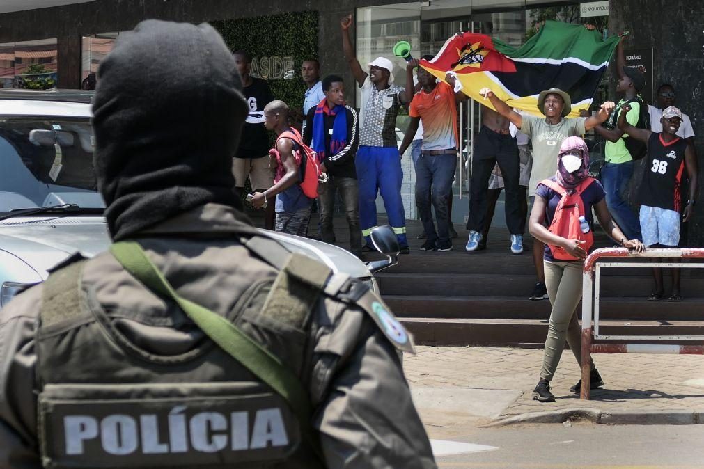 Queixa-crime contra comandante da polícia que agrediu mulher na investidura do Presidente moçambicano