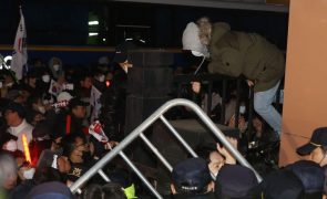 Tribunal mantém detenção de Presidente suspenso e manifestantes reagem em fúria