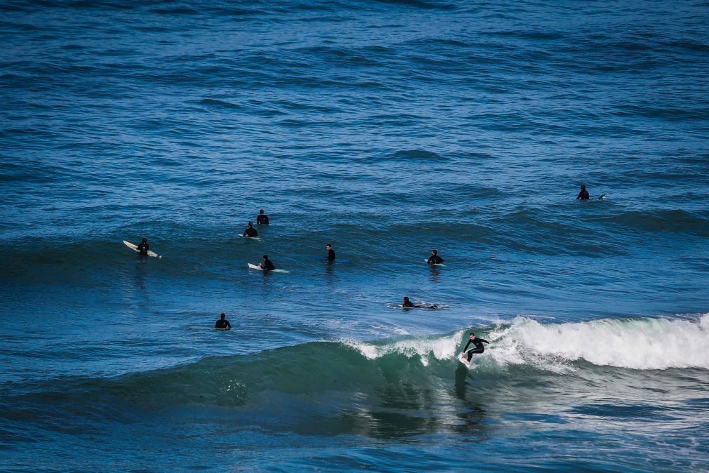 Jovem alemã resgatada do mar na Costa da Caparica após entrar em dificuldades ao praticar surf