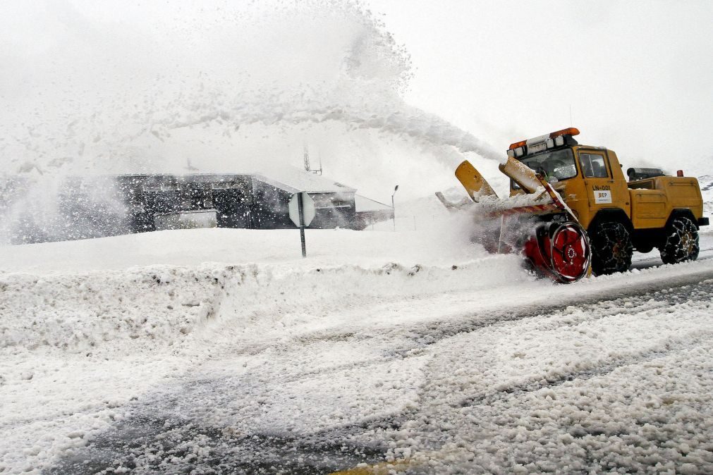 Queda de neve fecha estrada no maciço central da Serra da Estrela