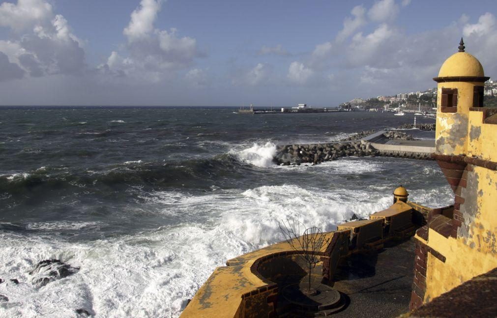 Capitania do Funchal prolonga avisos para mar da Madeira